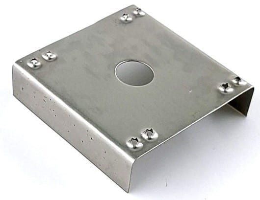 Uzemňovací destička pro fotovoltaické konstrukce